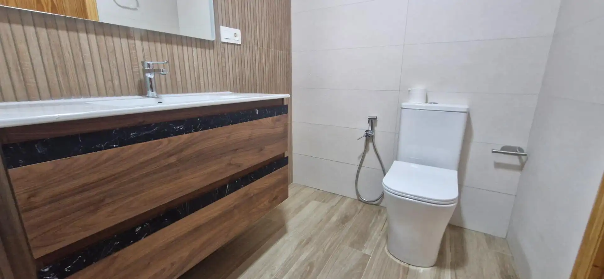 Bathroom of Flat for rent in Elche / Elx  with Air Conditioner, Terrace and Balcony