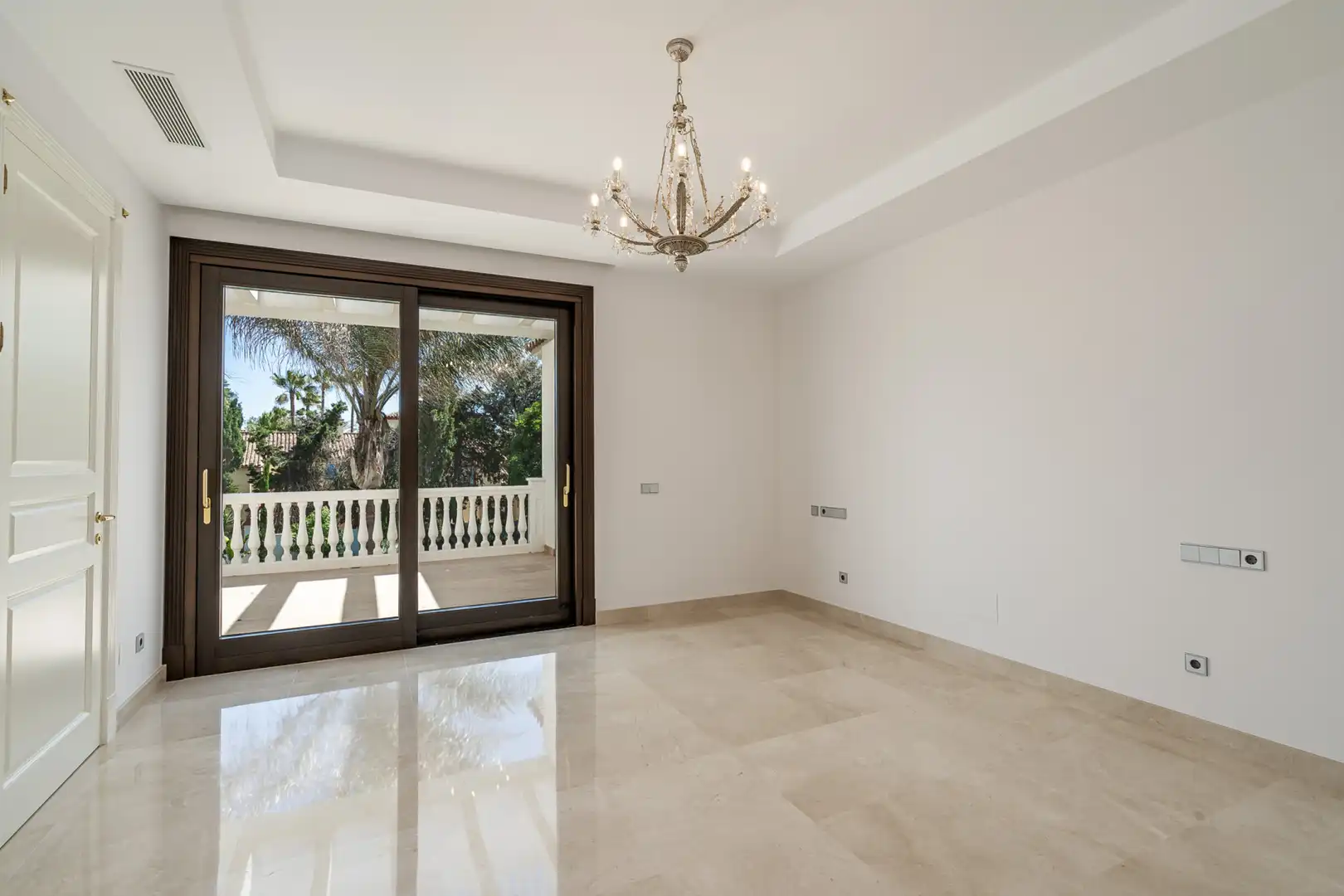 Menjador de Casa o xalet en venda en Estepona amb Aire condicionat, Jardí privat i Terrassa