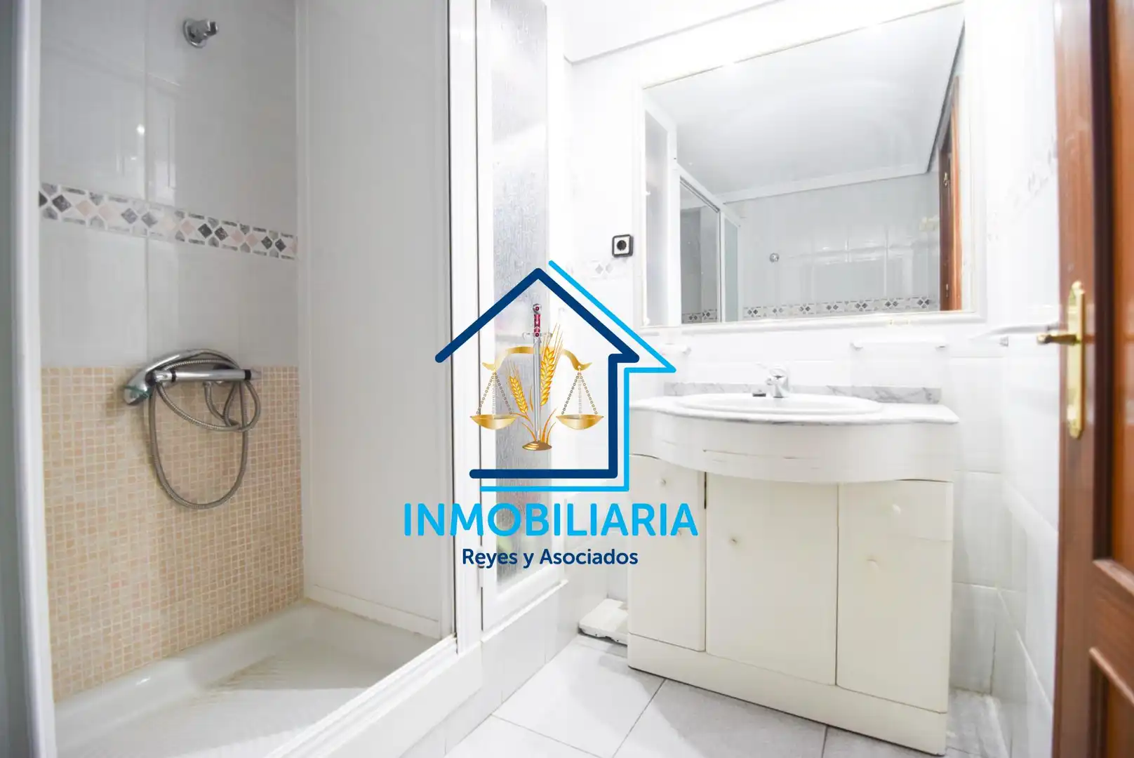 Badezimmer von Wohnung zum Verkauf in Córdoba mit Klimaanlage