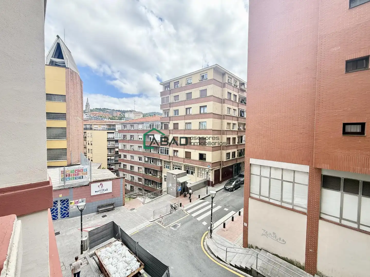 Vista exterior de Pis en venda en Bilbao  amb Calefacció, Terrassa i Moblat