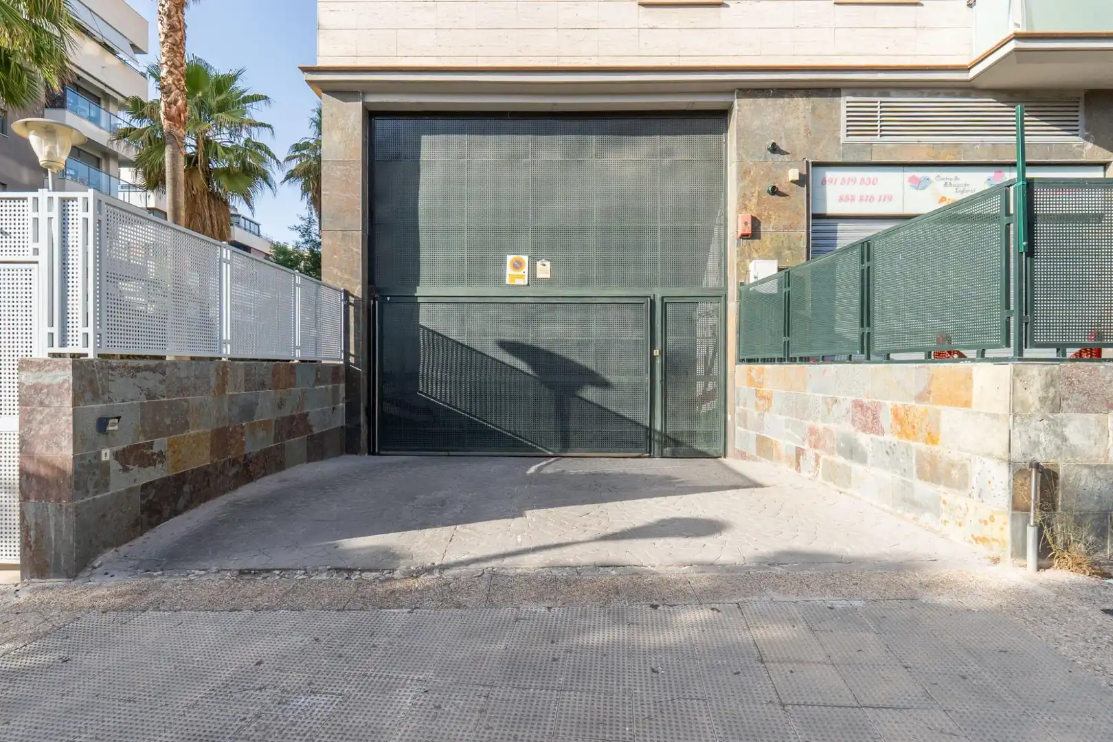 Außenansicht von Garage zum Verkauf in Granada