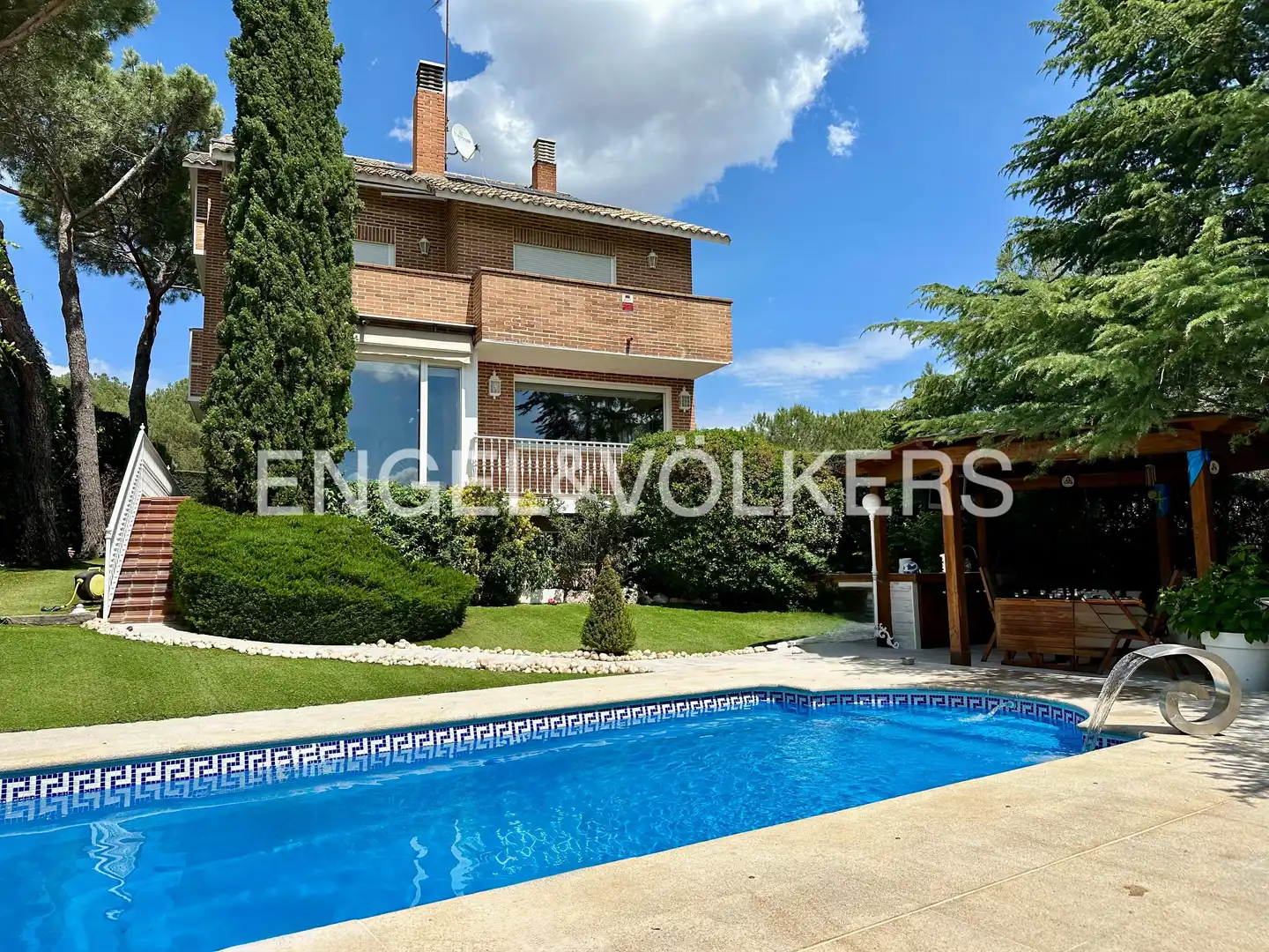 Vista exterior de Casa o xalet en venda en Galapagar amb Aire condicionat, Calefacció i Jardí privat