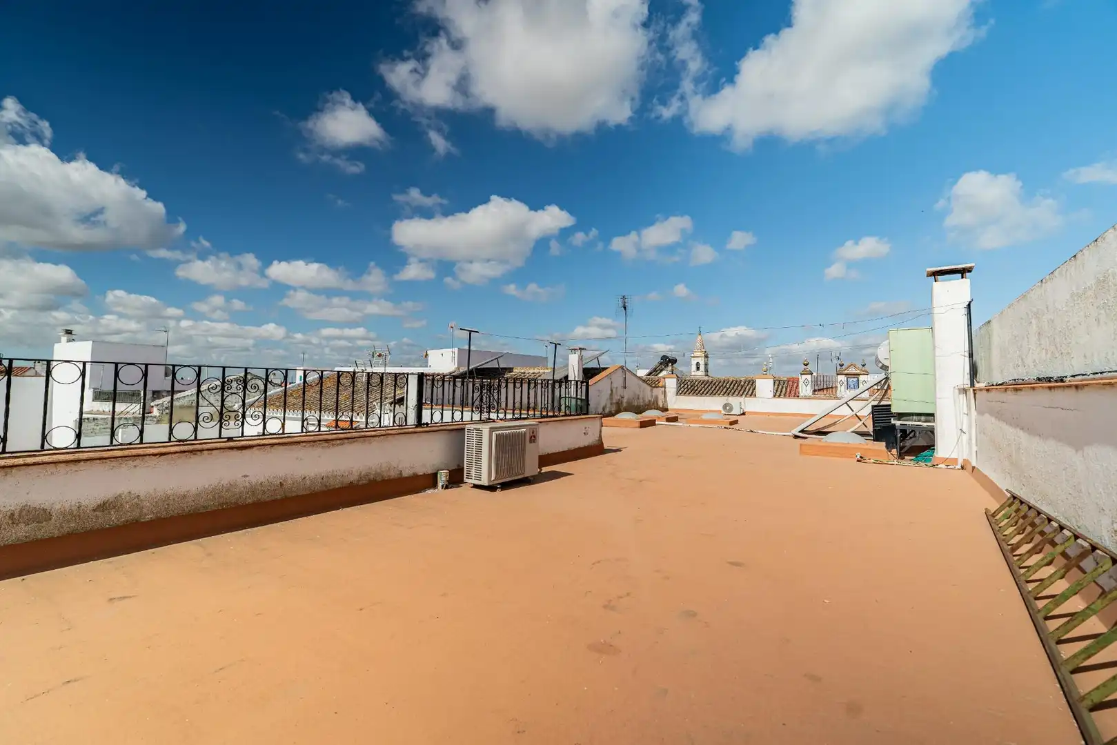 Vista exterior de Casa o xalet en venda en Valencina de la Concepción amb Aire condicionat, Jardí privat i Piscina