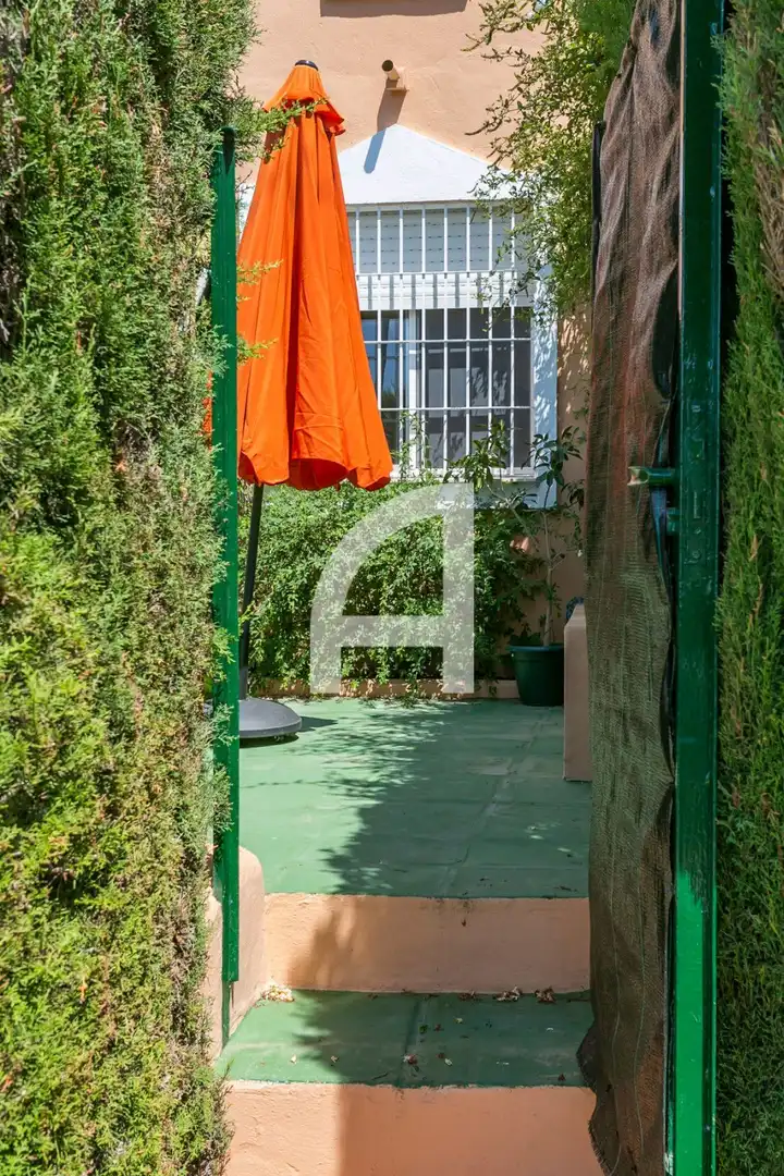 Garten von Einfamilien-Reihenhaus zum Verkauf in Estepona mit Heizung, Terrasse und Schwimmbad