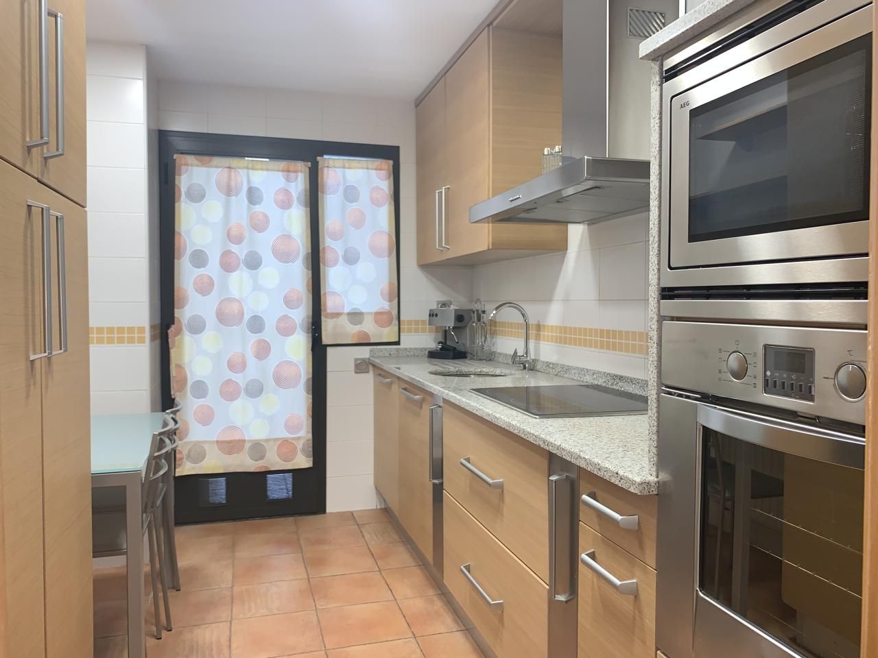 Cuina de Pis de lloguer en  Madrid Capital amb Aire condicionat, Calefacció i Moblat