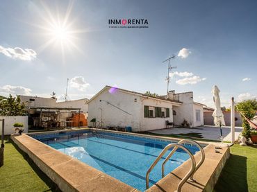 Casa amb piscina en venda a Urbanizacion OLIVOS