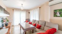 Sala d'estar de Casa adosada en venda en Churriana de la Vega amb Aire condicionat, Terrassa i Balcó