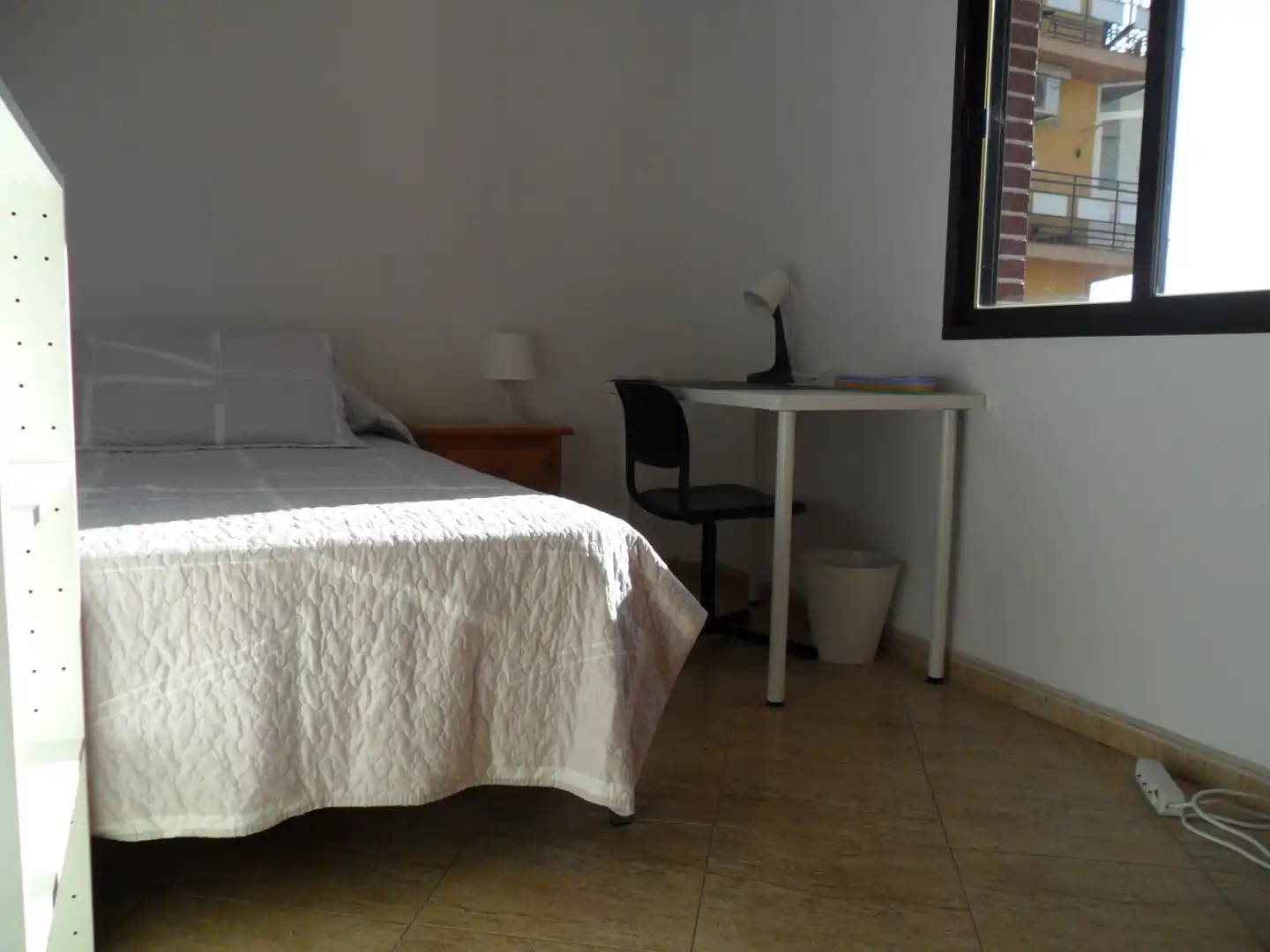 Dormitori de Pis de lloguer en Granada amb Aire condicionat, Terrassa i Moblat