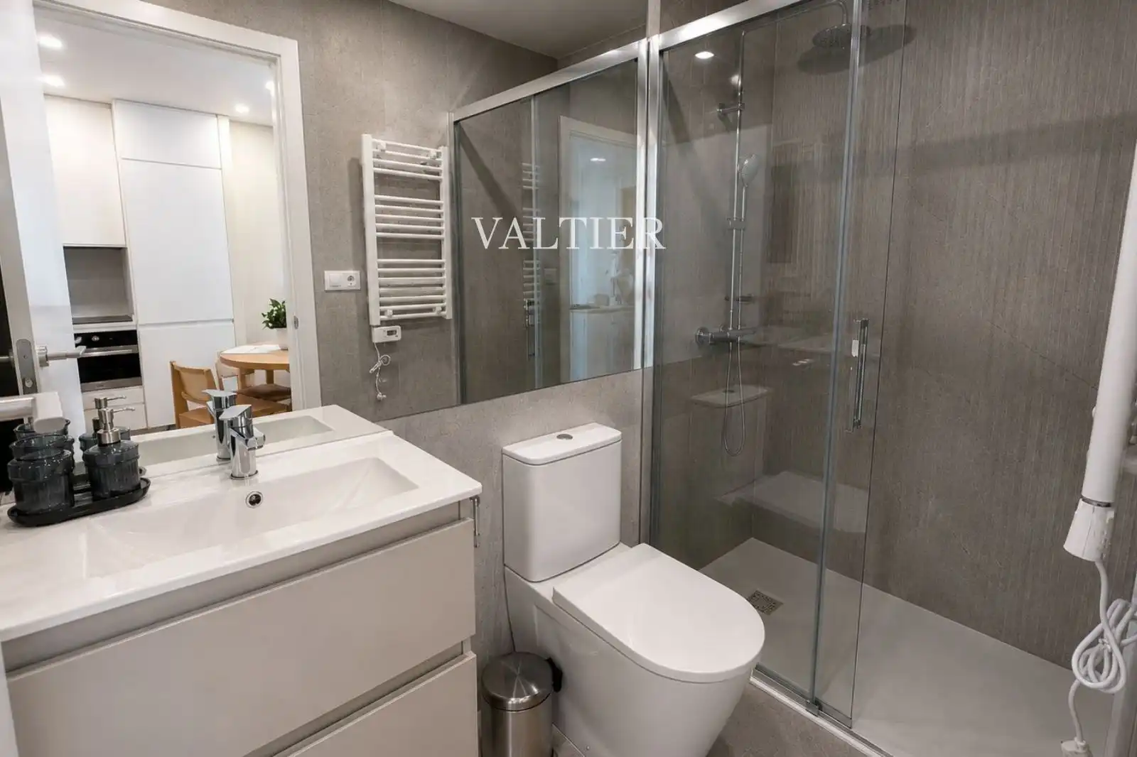 Bathroom of Flat for rent in Madrid  with Air Conditioner, Heating and Furnished