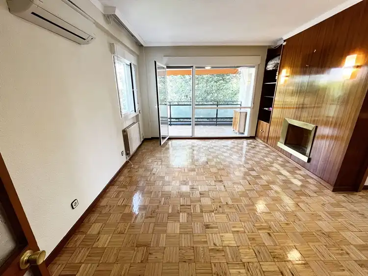Living room of Flat for rent in Madrid  with Air Conditioner, Heating and Parquet flooring