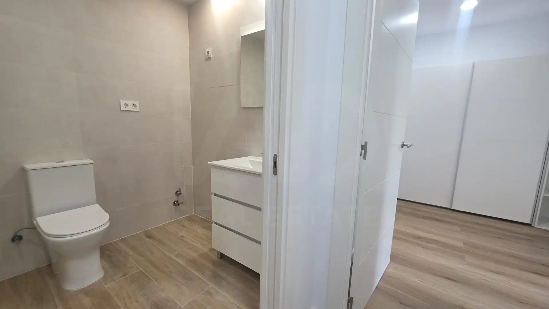 Bathroom of Flat for sale in Girona  with Air Conditioner, Heating and Terrace