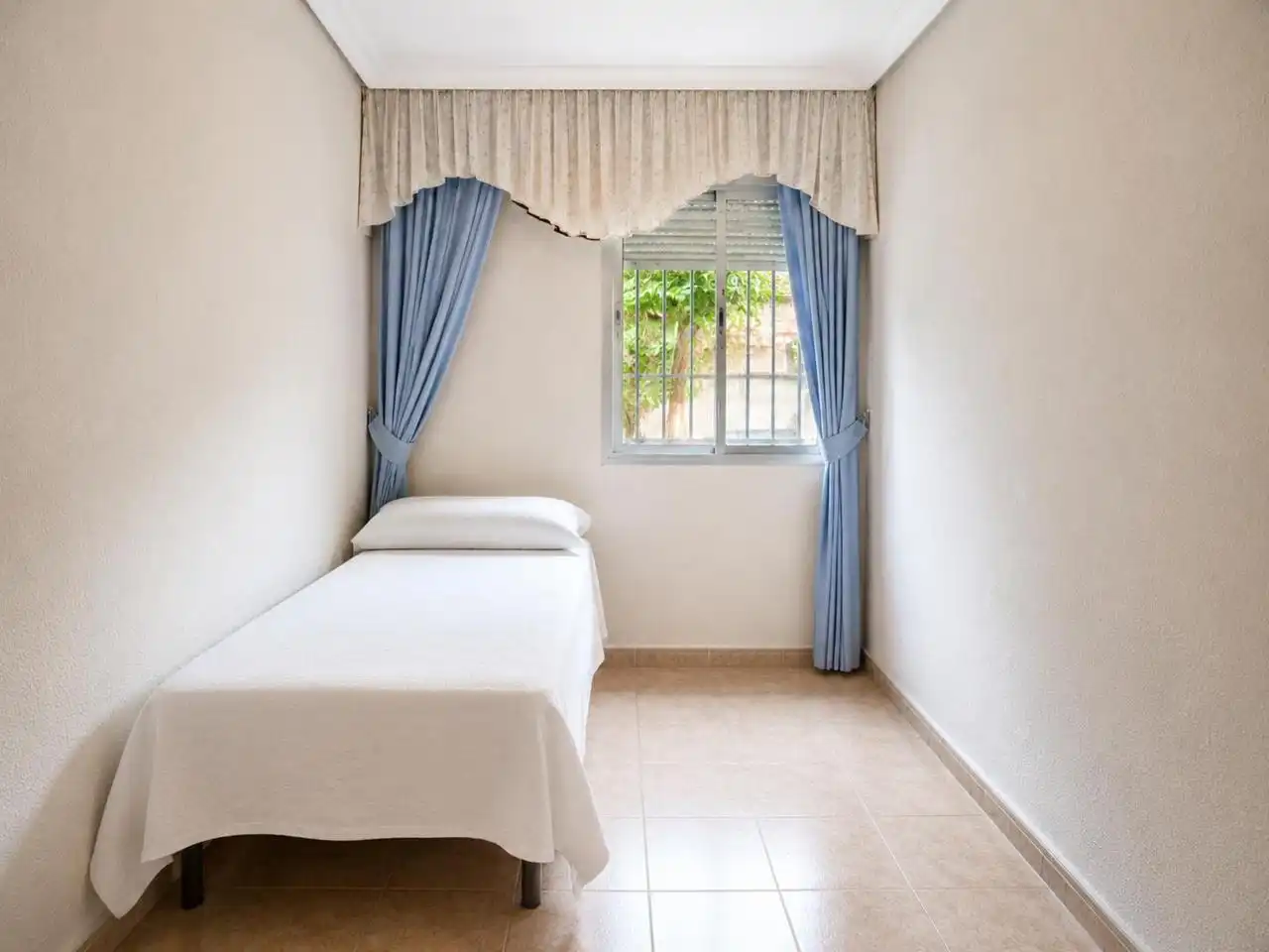 Habitación de Planta baja en venta en San Juan de Aznalfarache con Trastero y Amueblado