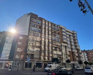 Vista exterior de Pis en venda en León Capital  amb Calefacció i Parquet