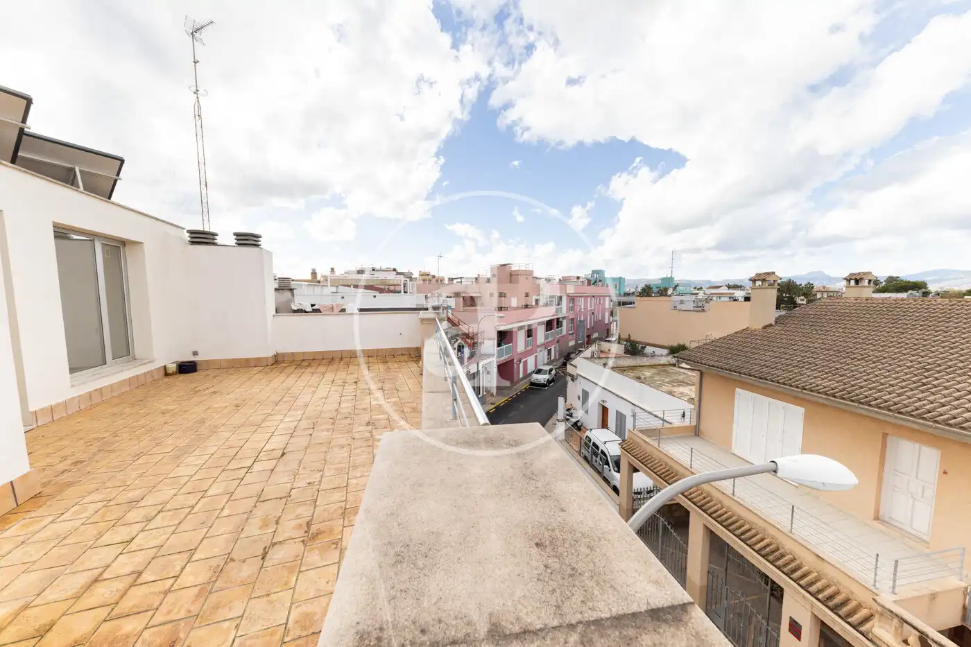 Außenansicht von Einfamilien-Reihenhaus zum Verkauf in  Palma de Mallorca mit Klimaanlage, Heizung und Privatgarten