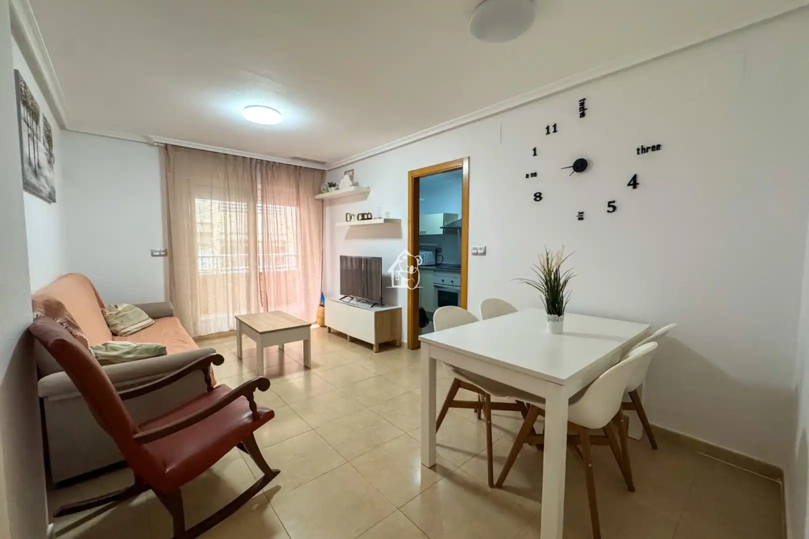 Sala d'estar de Apartament de lloguer en Torrevieja amb Aire condicionat, Terrassa i Moblat