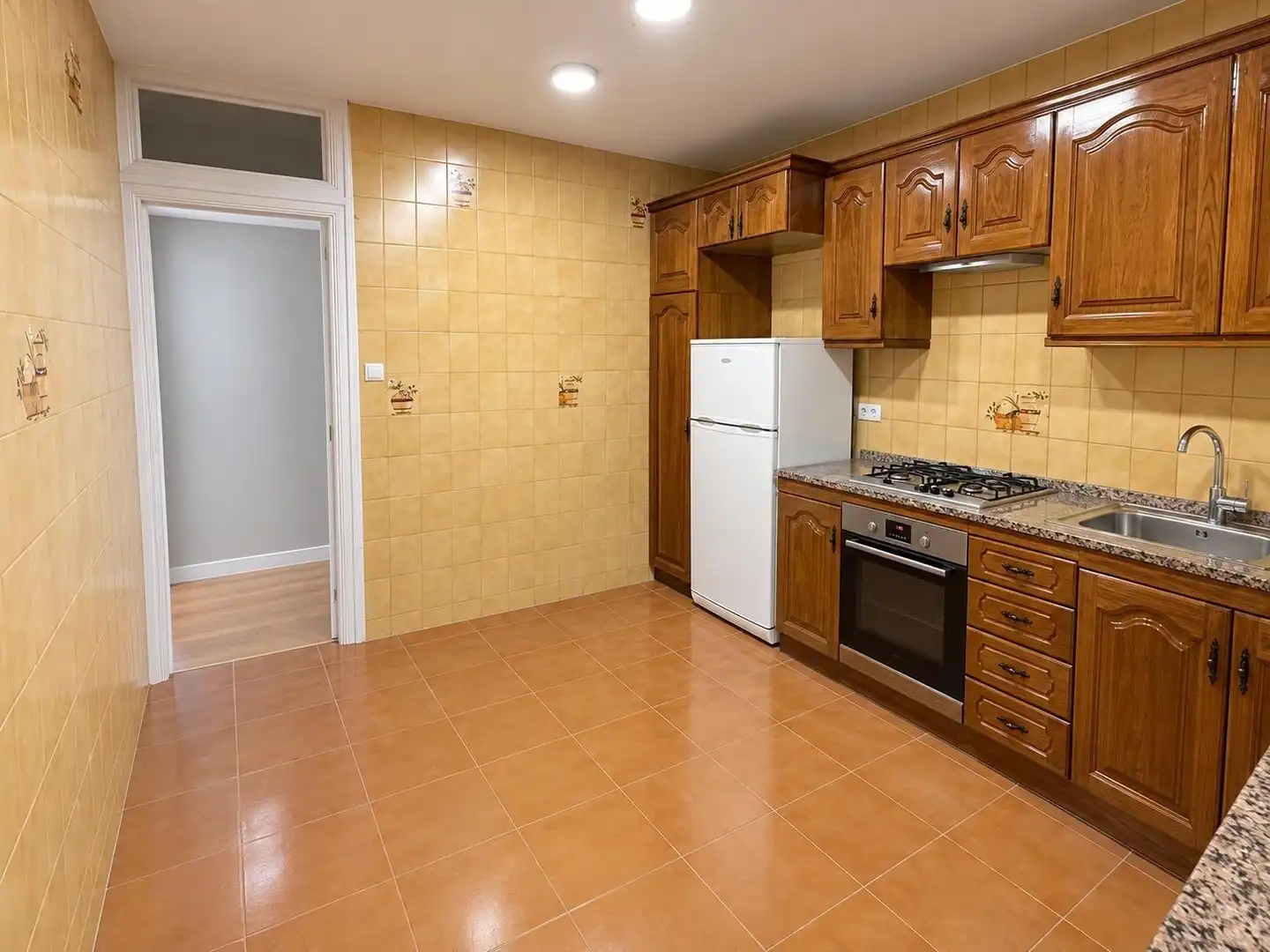 Kitchen of Flat for sale in L'Hospitalet de Llobregat  with Parquet flooring, Balcony and Alarm