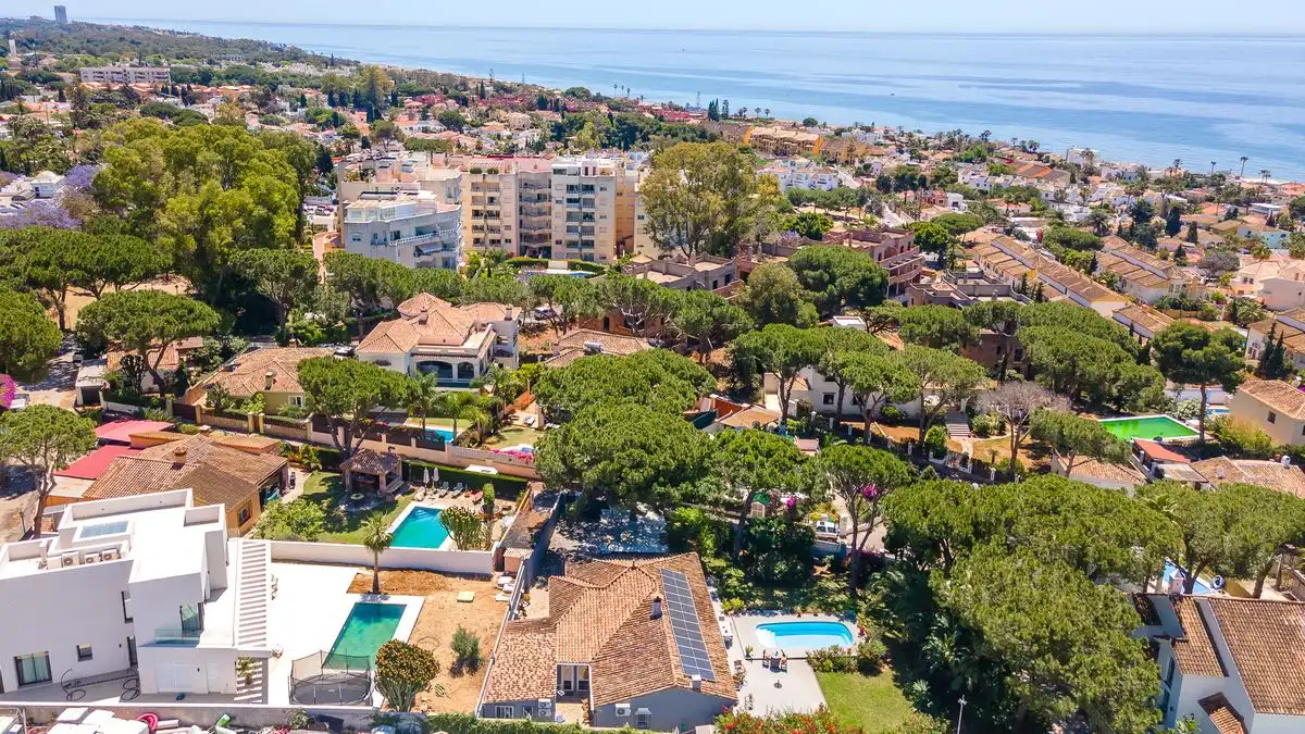 Vista exterior de Casa o xalet en venda en Marbella amb Aire condicionat, Calefacció i Jardí privat