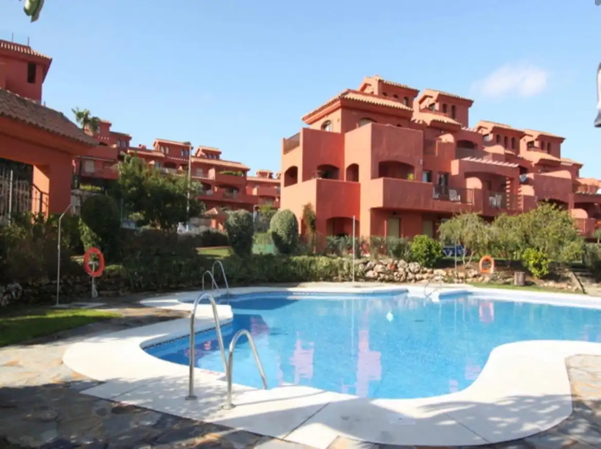 Außenansicht von Wohnung zum Verkauf in Estepona mit Klimaanlage, Terrasse und Möbliert