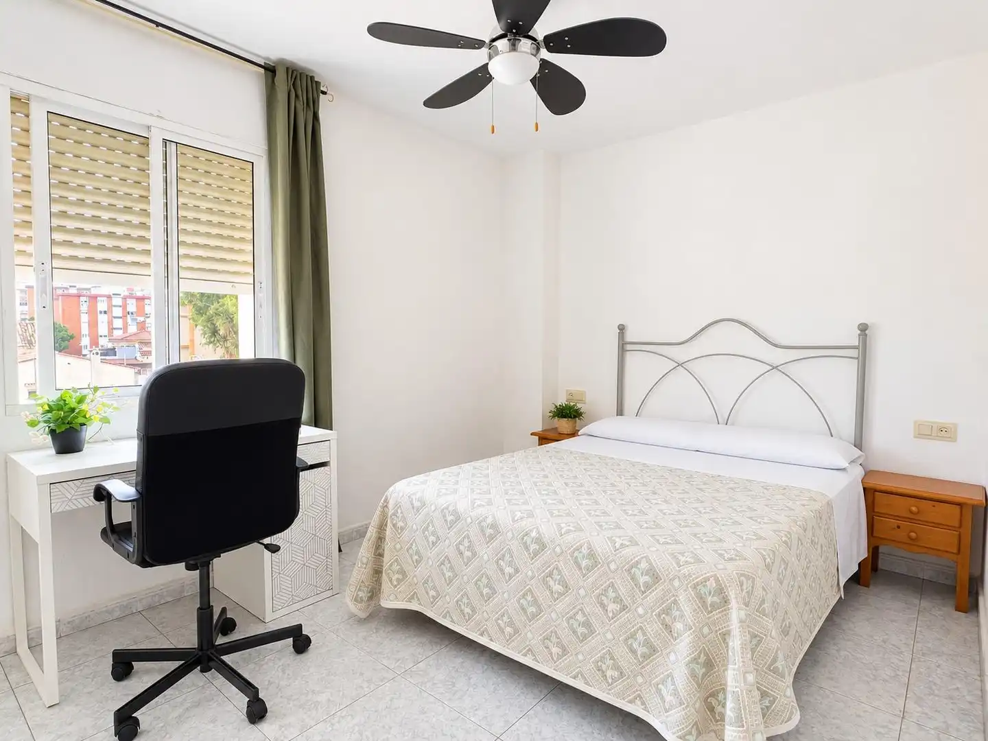Habitación de Piso de alquiler en Málaga con Amueblado y Balcón