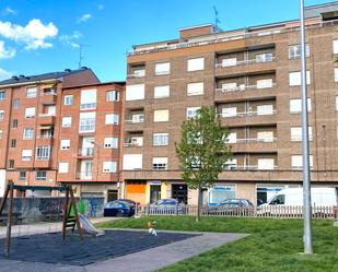 Vista exterior de Pis en venda en Ponferrada amb Calefacció, Moblat i Balcó