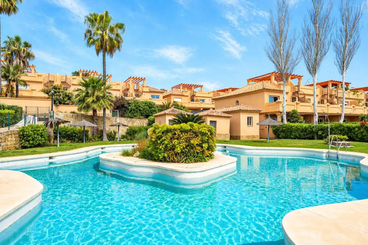 Vista exterior de Casa adosada en venta en Estepona con Aire acondicionado, Terraza y Trastero