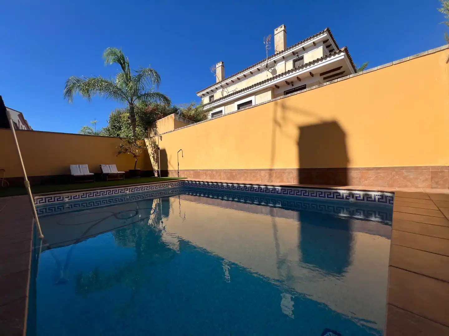 Piscina de Casa adosada en venda en Espartinas amb Aire condicionat, Calefacció i Jardí privat