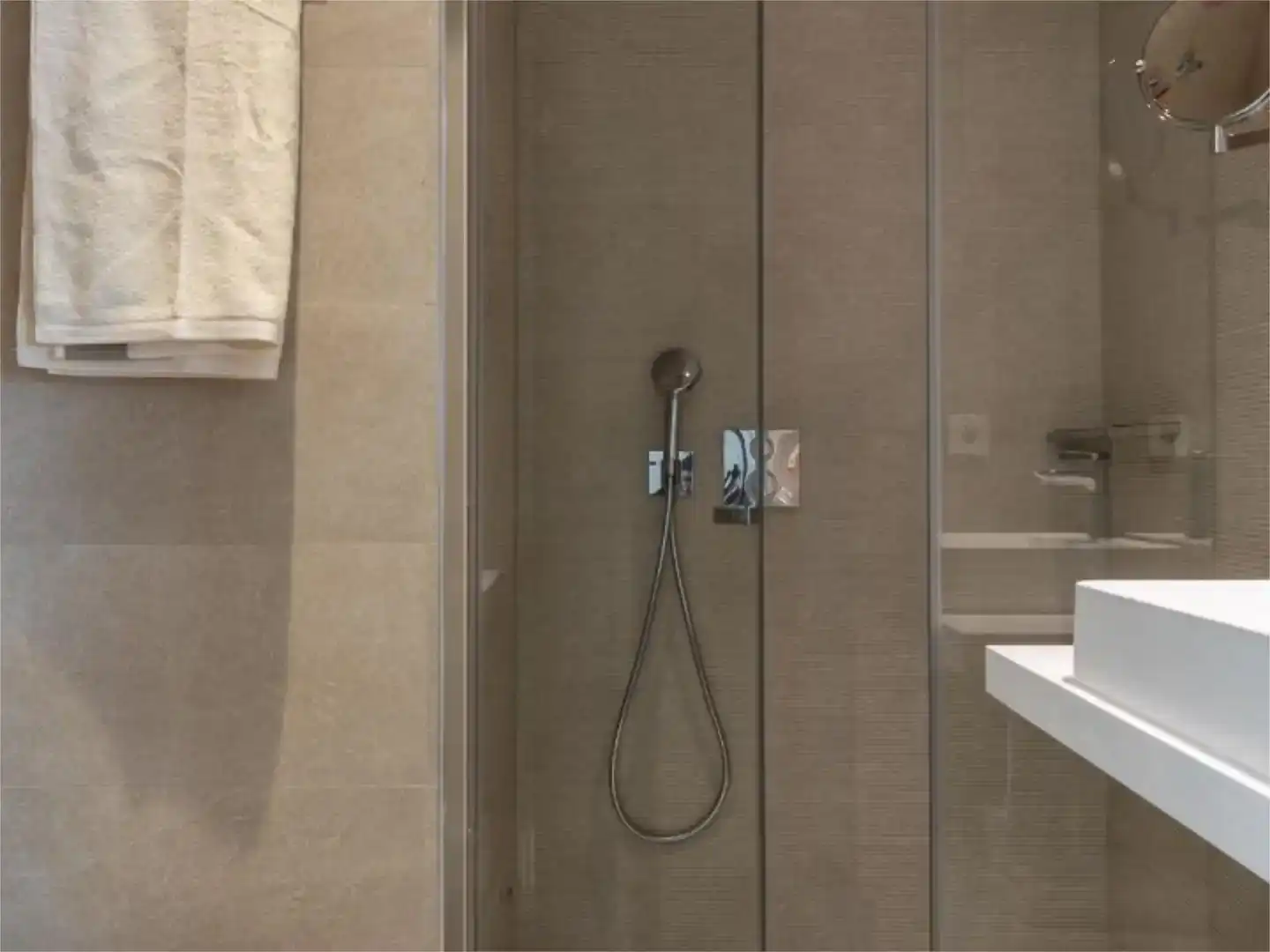 Bany de Apartament de lloguer en  Madrid Capital amb Aire condicionat i Piscina
