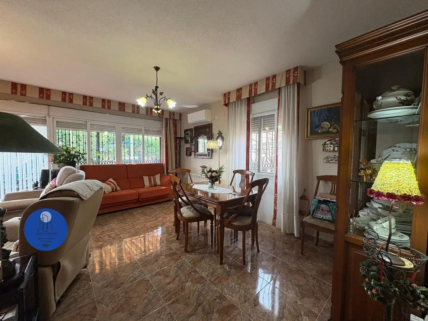 Sala d'estar de Casa adosada en venda en Yuncler amb Aire condicionat, Calefacció i Jardí privat