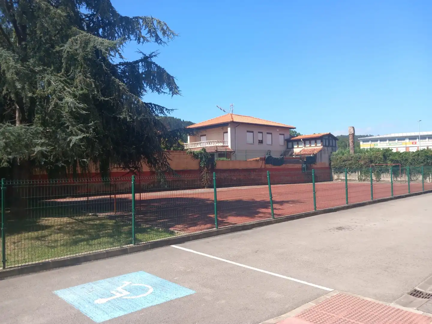 Parking de Piso en venta en Torrelavega  con Calefacción, Jardín privado y Trastero