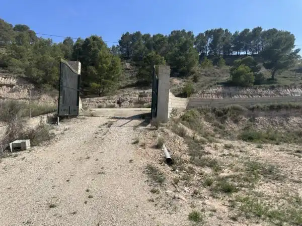 Rustikales Grundstück zum Verkauf in Monóvar  / Monòver