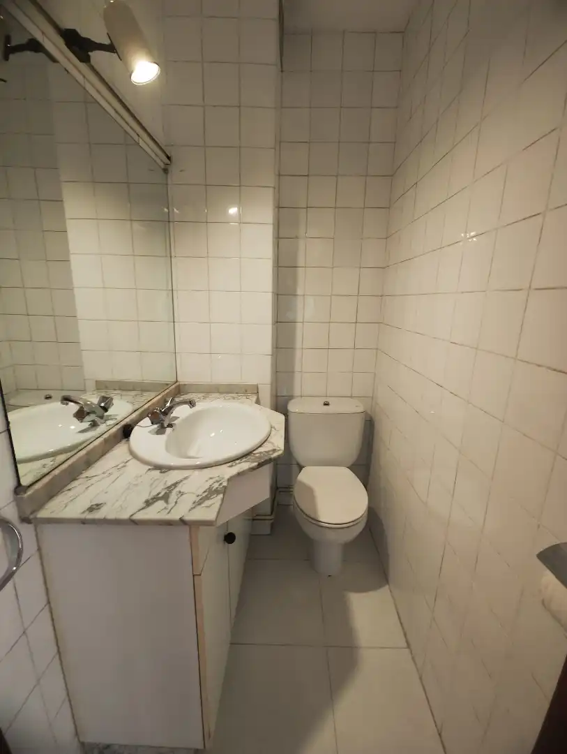 Baño de Piso de alquiler en Santiago de Compostela  con Calefacción, Parquet y Horno