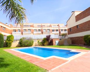 Swimming pool of Single-family semi-detached for sale in El Vendrell  with Terrace, Furnished and Oven