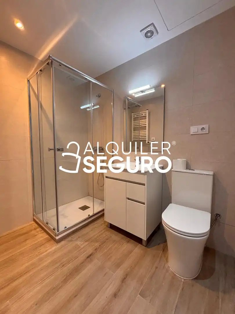 Badezimmer von Wohnung zur Miete in Madrid mit Heizung