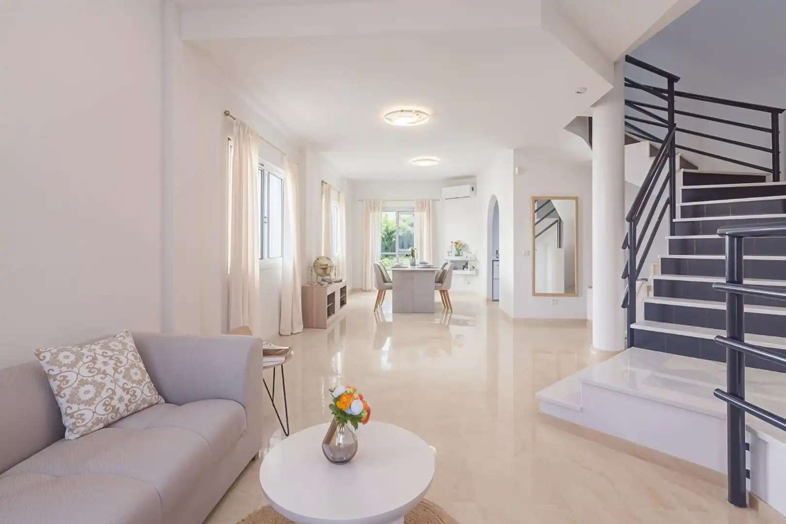 Wohnzimmer von Einfamilien-Reihenhaus zum Verkauf in Marbella mit Klimaanlage, Heizung und Privatgarten