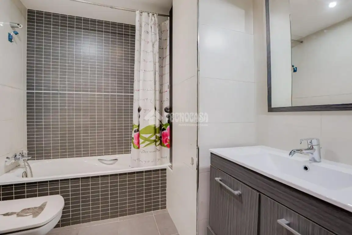 Badezimmer von Wohnung zum Verkauf in Montcada i Reixac mit Heizung, Abstellraum und Balkon
