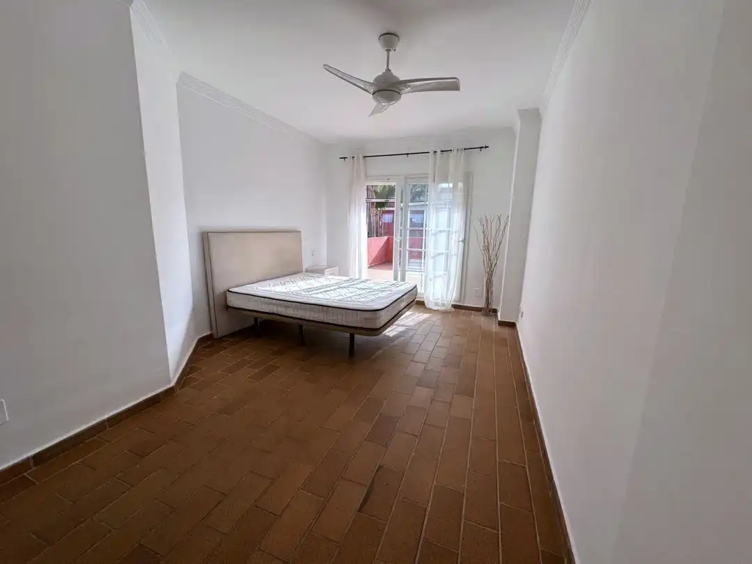 Schlafzimmer von Einfamilien-Reihenhaus zum Verkauf in Sotogrande mit Klimaanlage, Heizung und Privatgarten
