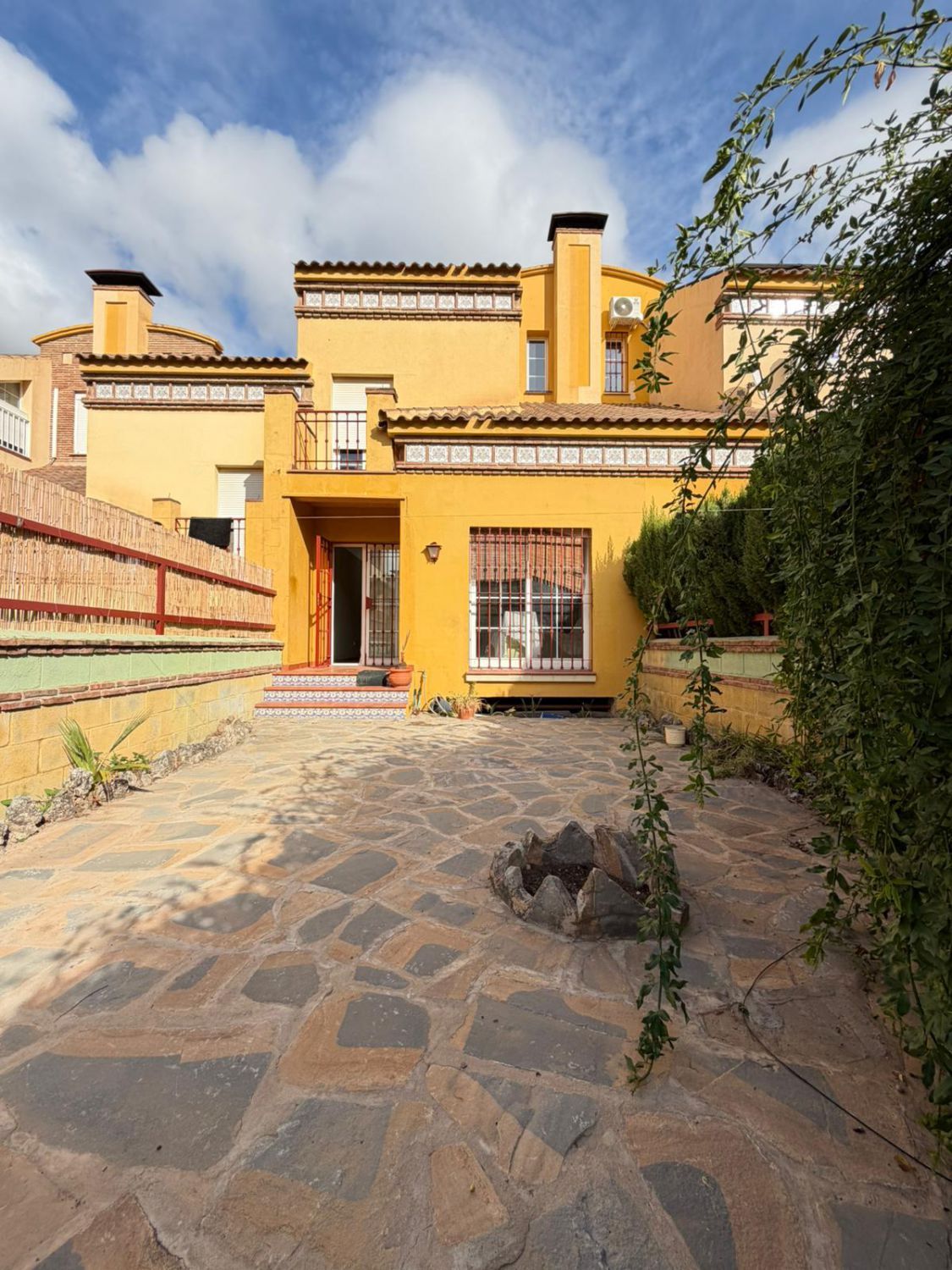 Jardí de Casa adosada en venda en Rincón de la Victoria amb Calefacció, Terrassa i Piscina comunitària