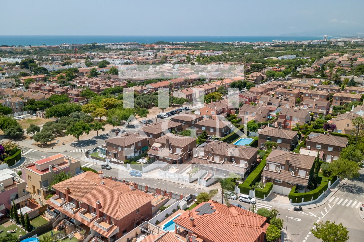 Exterior view of Single-family semi-detached for sale in Cambrils  with Air Conditioner, Heating and Private garden