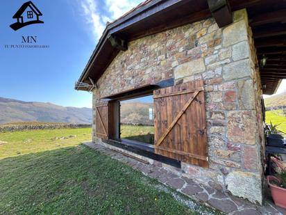 Vista exterior de Finca rústica en venda en Cabuérniga amb Calefacció i Jardí privat