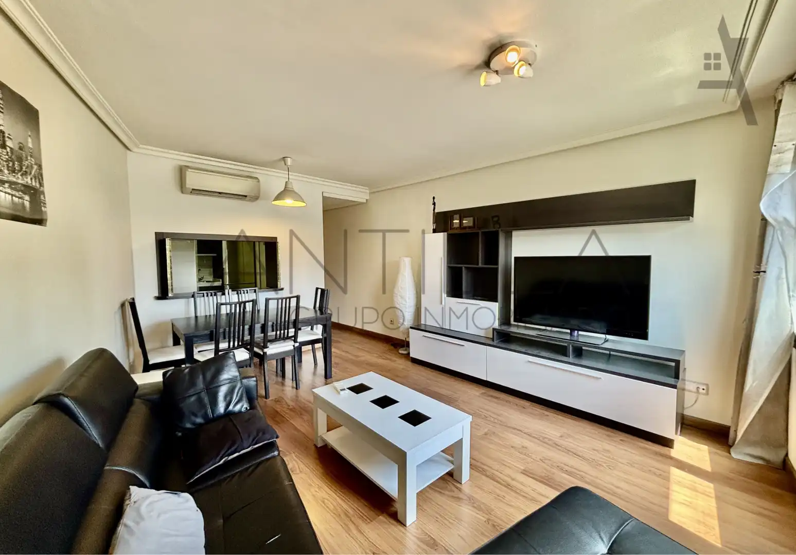 Living room of Flat for sale in Madrid  with Air Conditioner, Heating and Furnished