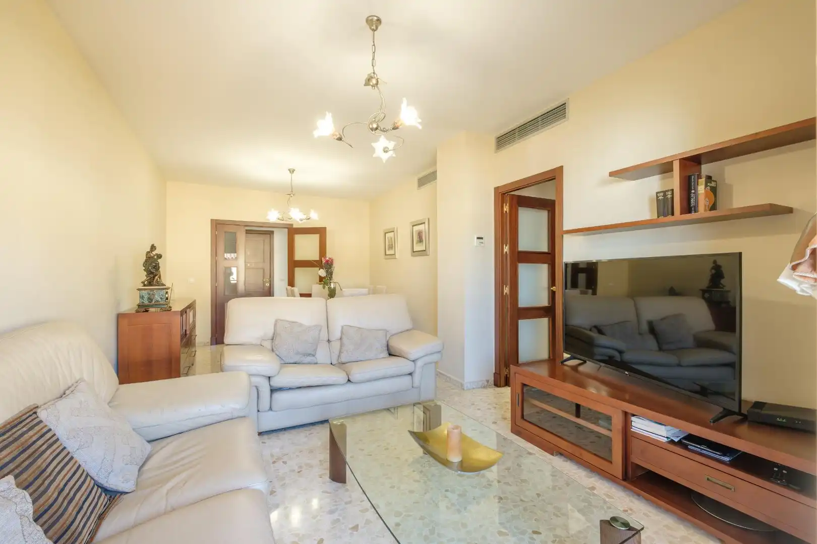 Sala de estar de Piso en venta en Alcalá de Guadaira con Aire acondicionado, Jardín privado y Terraza
