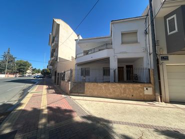 Casa con balcón en venta en Avenida Luis de los Reyes