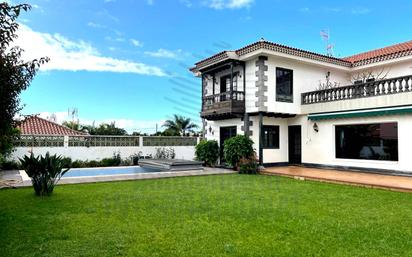 Vista exterior de Casa o xalet en venda en Puerto de la Cruz amb Jardí privat, Terrassa i Piscina