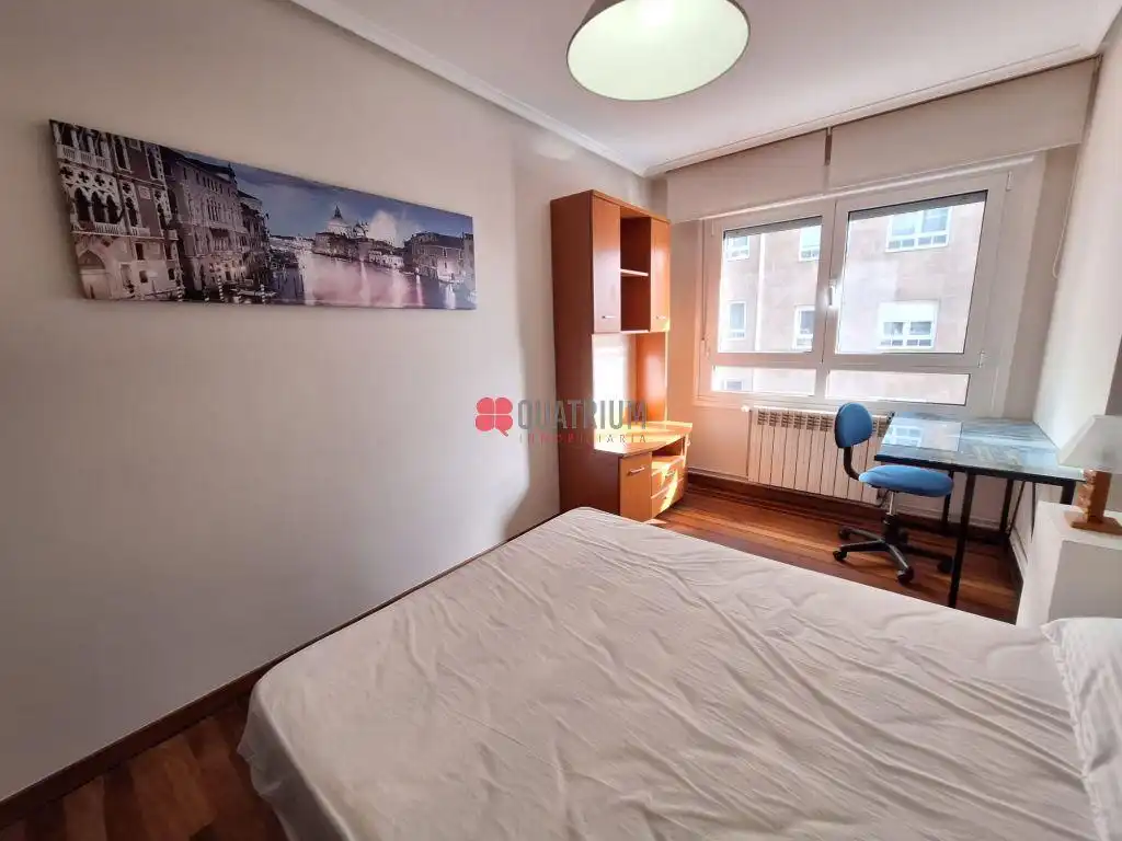 Bedroom of Flat for rent in Santiago de Compostela   with Furnished