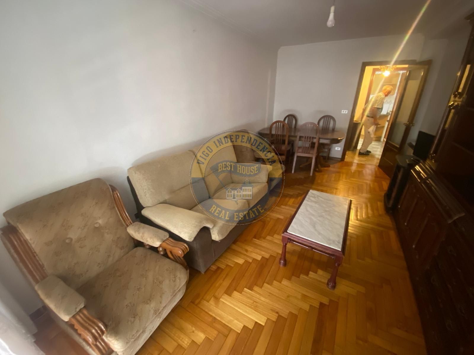 Sala d'estar de Pis de lloguer en Vigo  amb Calefacció, Parquet i Traster