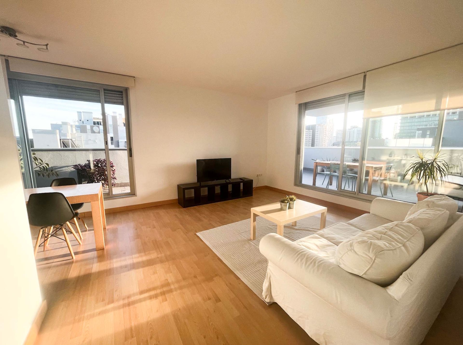 Sala d'estar de Àtic en venda en Sant Adrià de Besòs amb Aire condicionat, Calefacció i Jardí privat