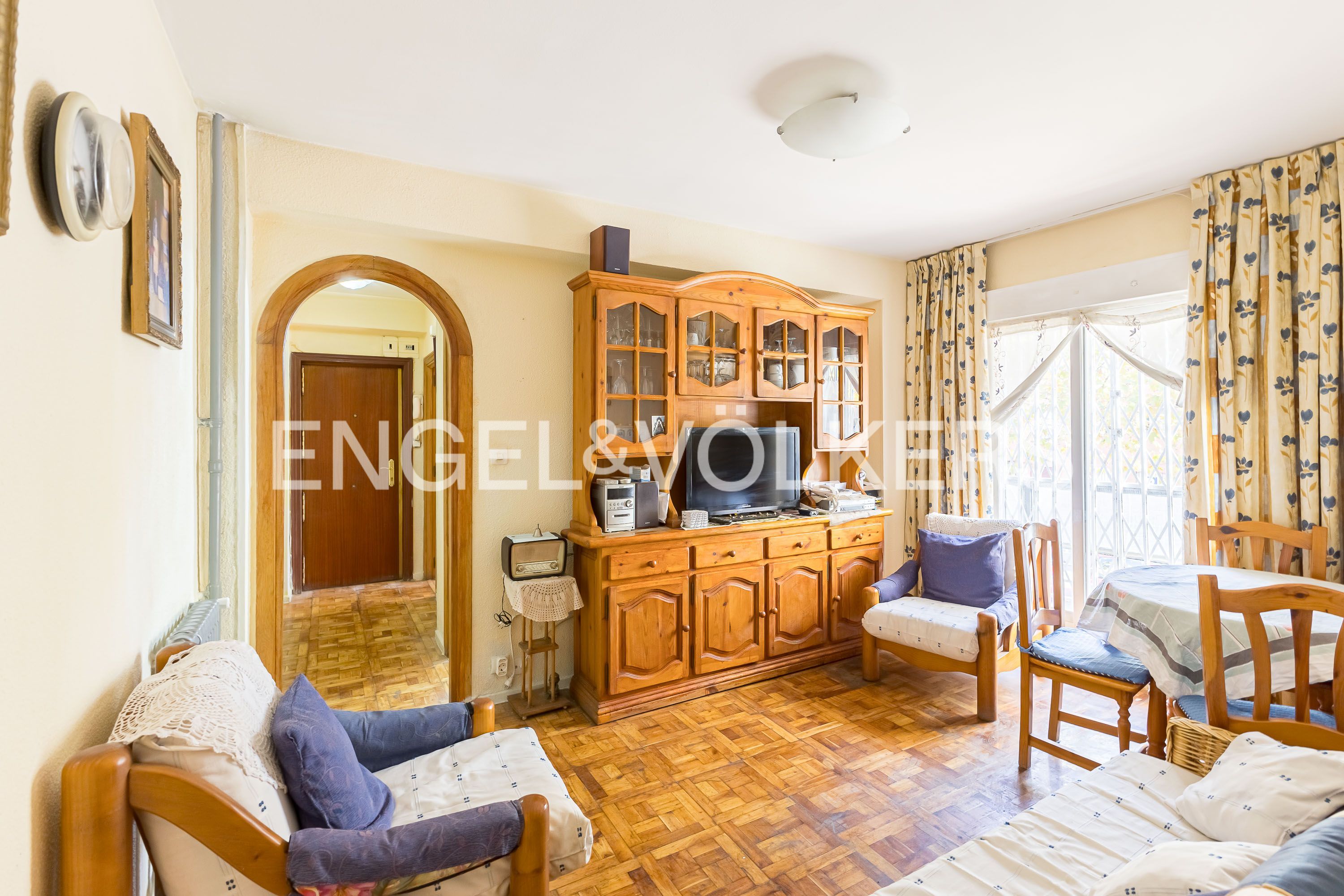 Sala d'estar de Apartament en venda en  Madrid Capital amb Calefacció, Parquet i Terrassa