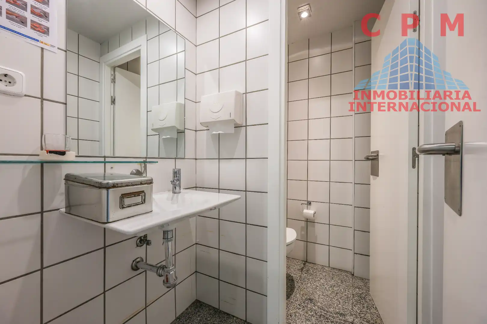 Badezimmer von Geschaftsraum zur Miete in Madrid mit Klimaanlage, Heizung und Internet