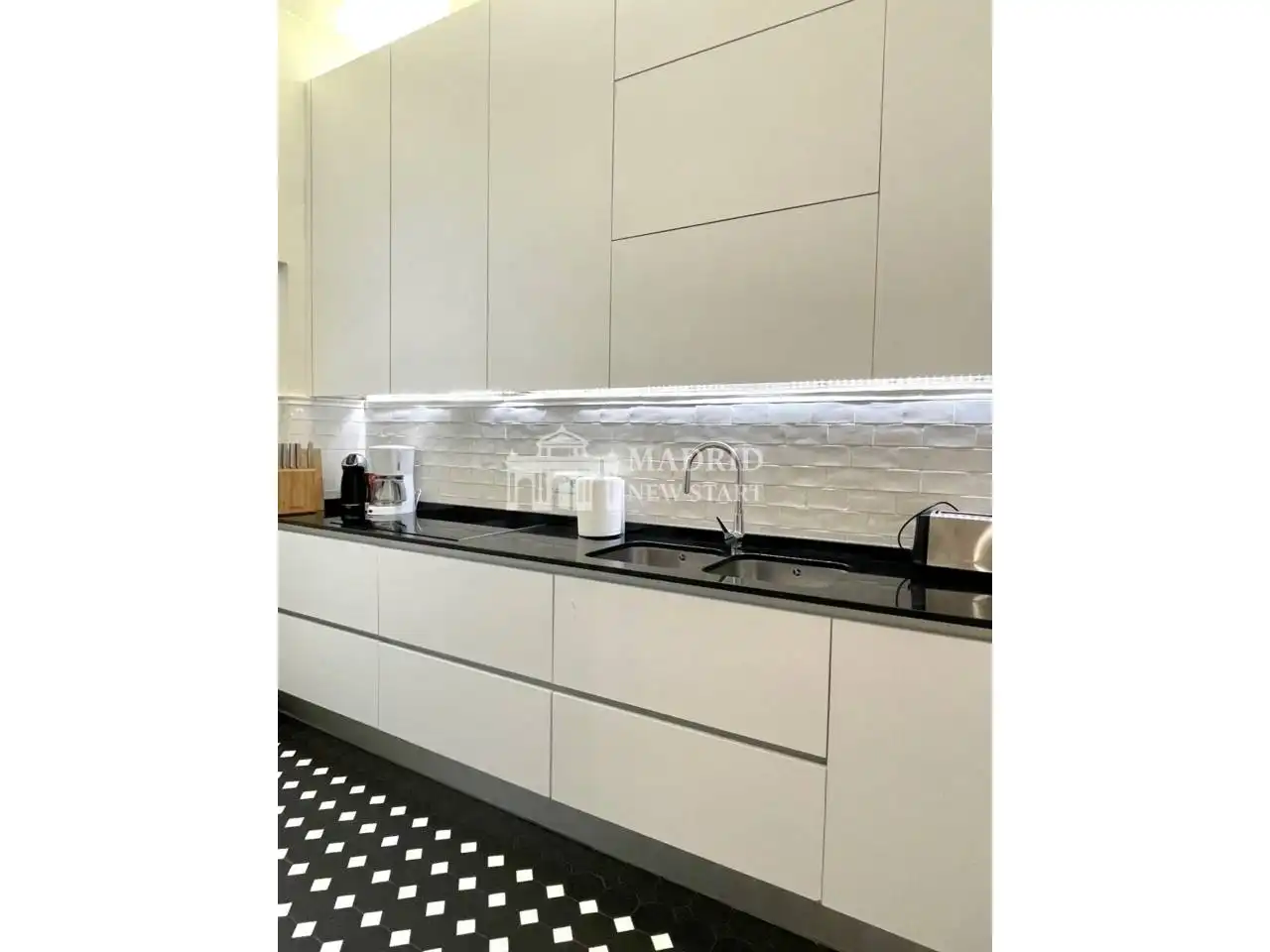 Kitchen of Flat for rent in Madrid  with Air Conditioner, Heating and Parquet flooring