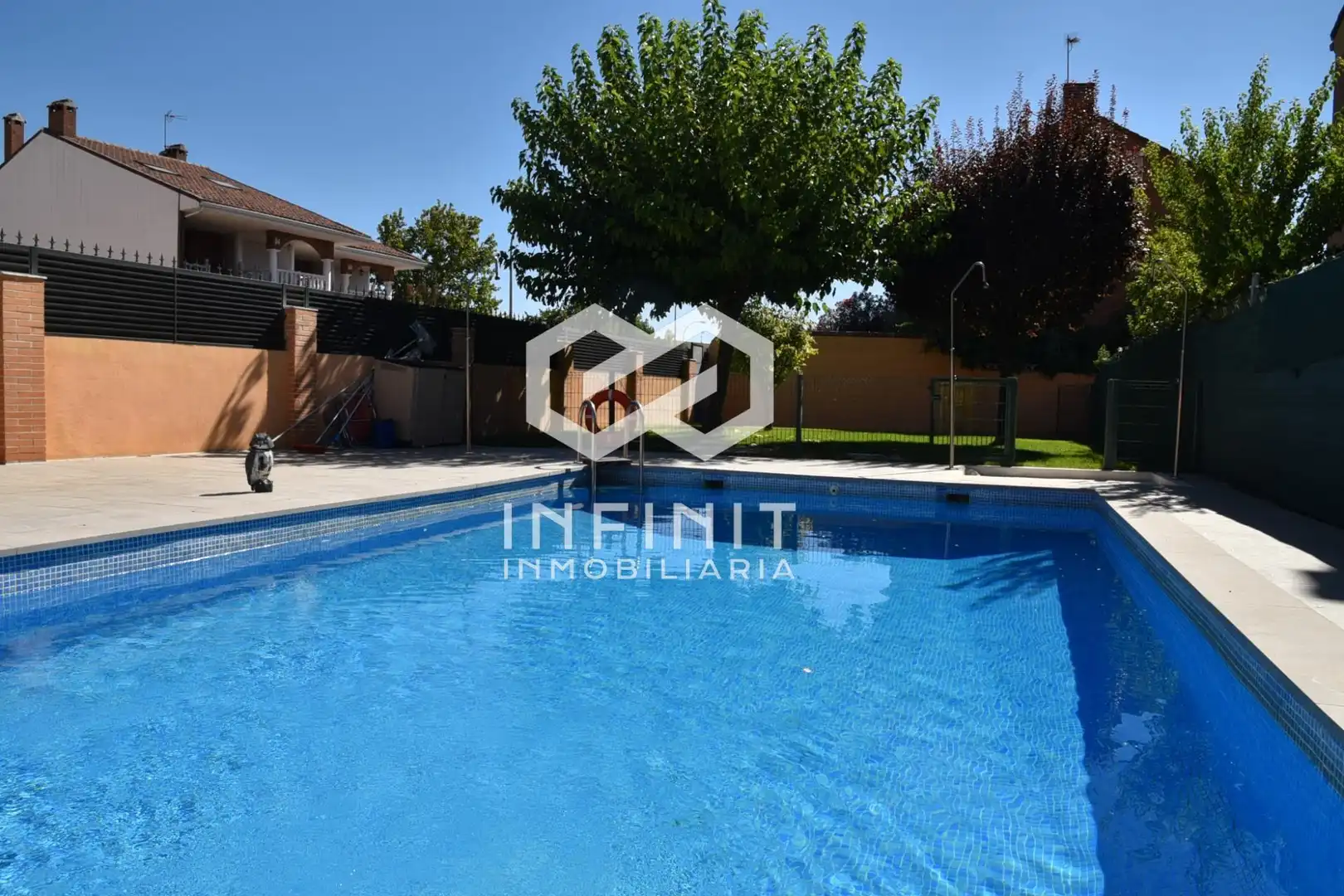Piscina de Casa adosada en venda en Alcalá de Henares amb Aire condicionat, Calefacció i Jardí privat